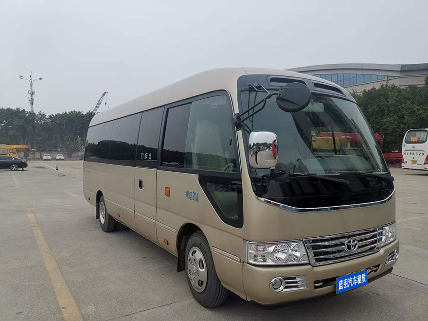 广东广州哪里有配带司机出租20多人座豪华航空座椅双办公台考斯特中巴商务客车队包天_广州租车包车用车 首选广州现达汽车租赁公司