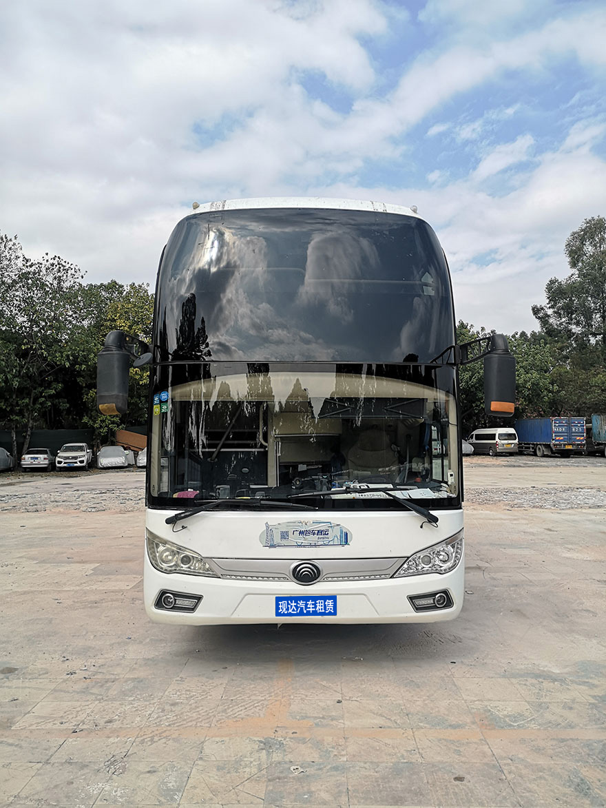 广州旅游配带司机随驾出租50多人座市际带证大巴客车包天费用价格(54座)_广州租车包车用车 首选广州现达汽车租赁公司